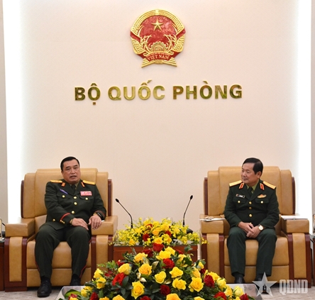 Defense leader receives Lao guest